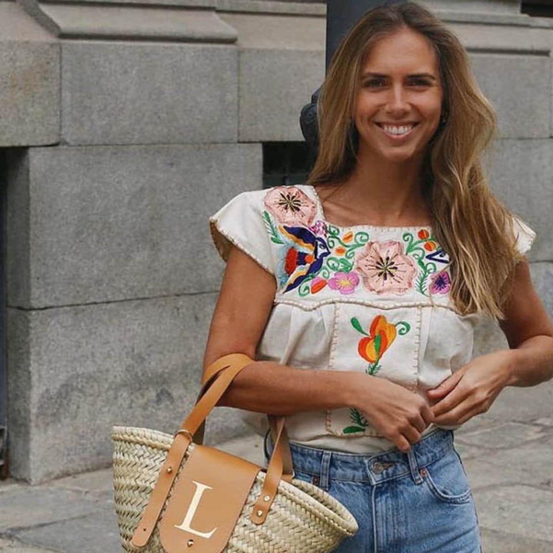 Recupera del armario la blusa estampada, esa prenda perfecta para llevar con vaqueros, faldas o 'shorts'