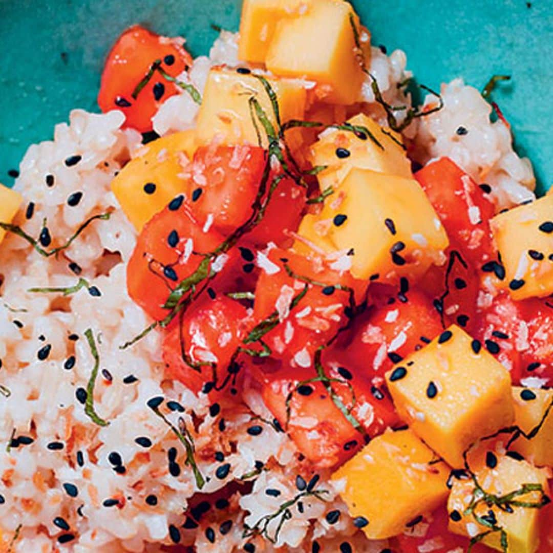 Poke de mango y papaya con arroz de coco