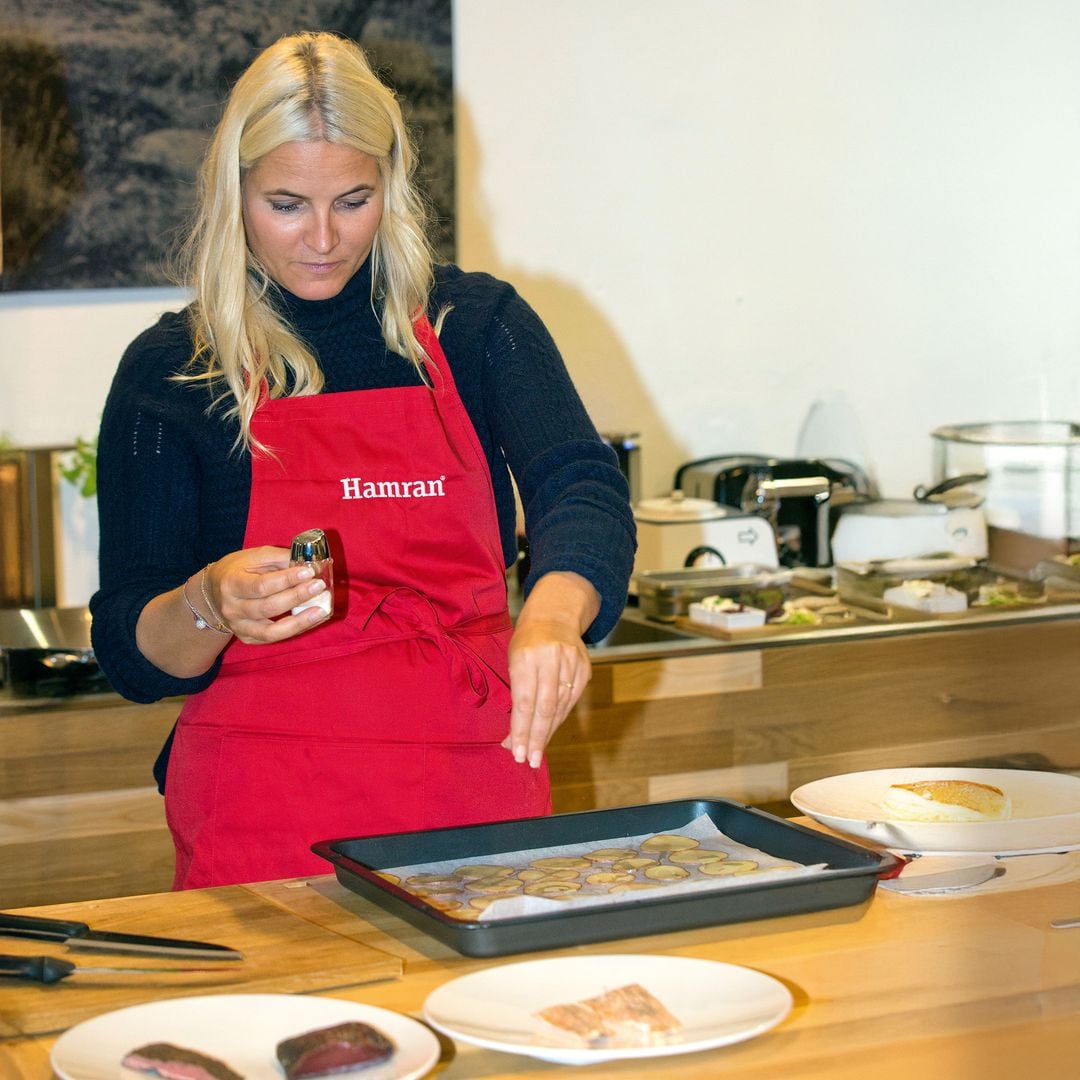 La princesa Mette-Marit cocinando