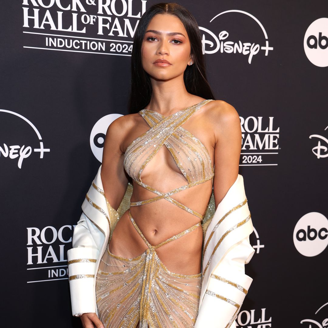 Zendaya rinde homenaje a Cher en un 'look' de archivo de Bob Mackie