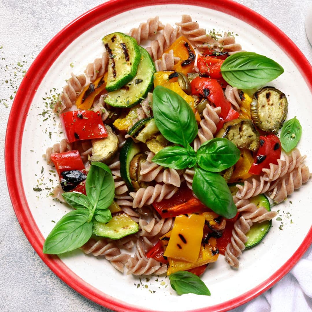 Ensalada templada de pasta integral y verduras