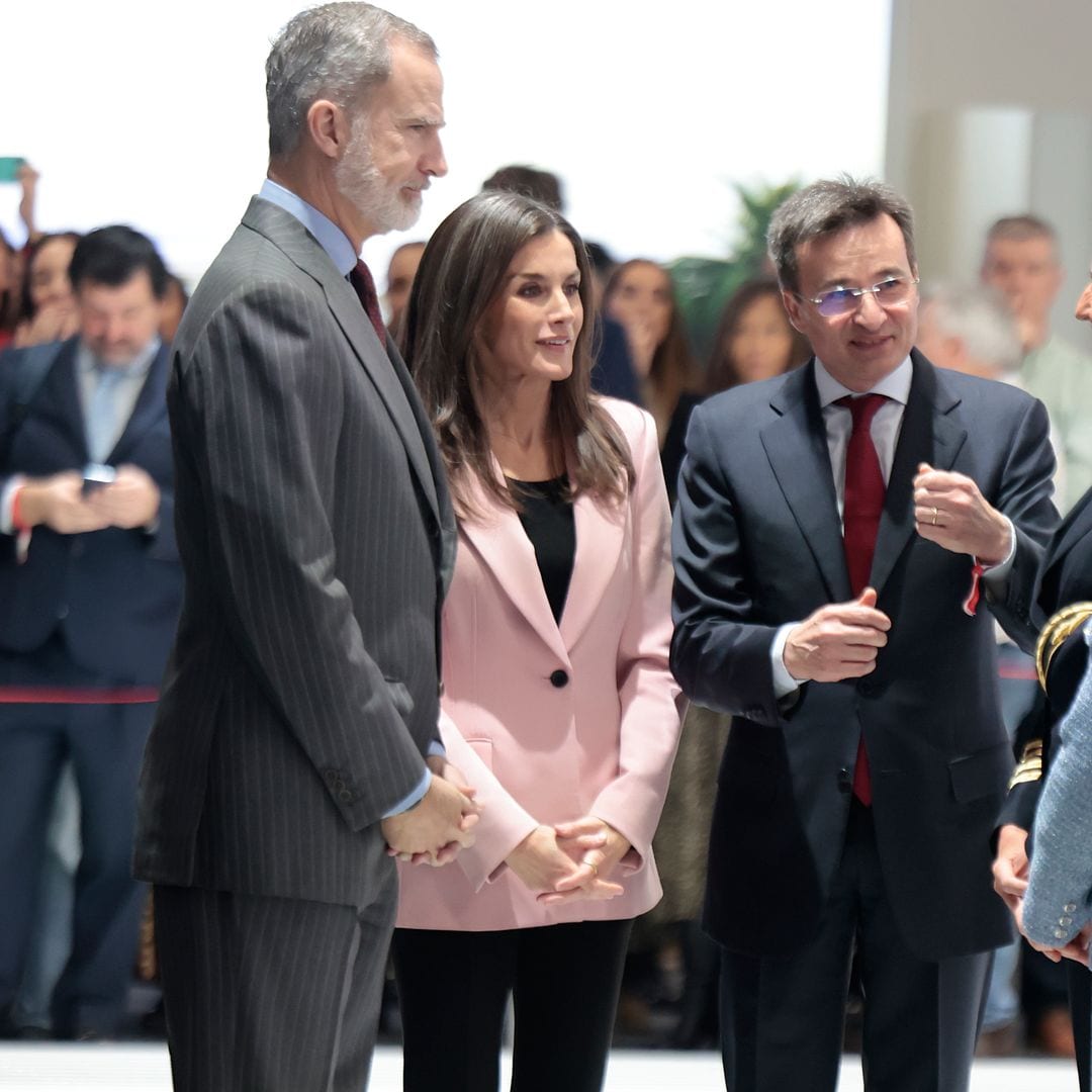 La reina apuesta por un look 'con chaqueta de Zara que rompe tradiciones