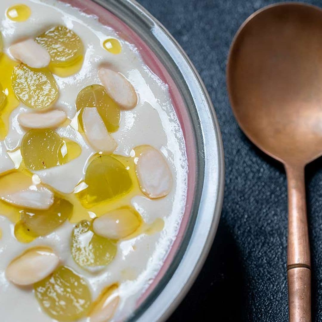 Espuma de ajoblanco con uvas y almendras laminadas