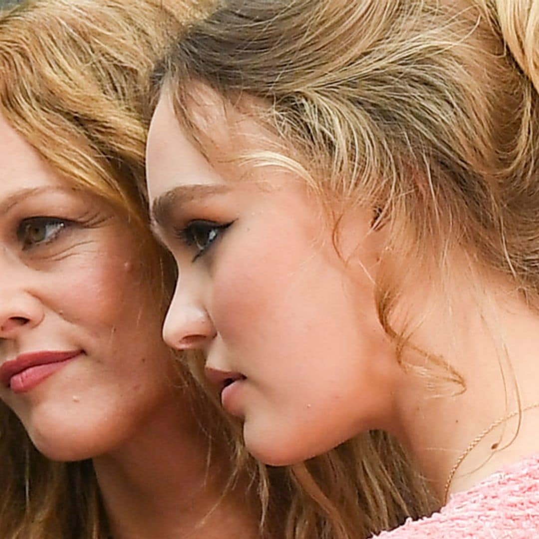 Vanessa Paradis vs Lily-Rose Depp: duelo de estilo madre-hija en el desfile de Chanel