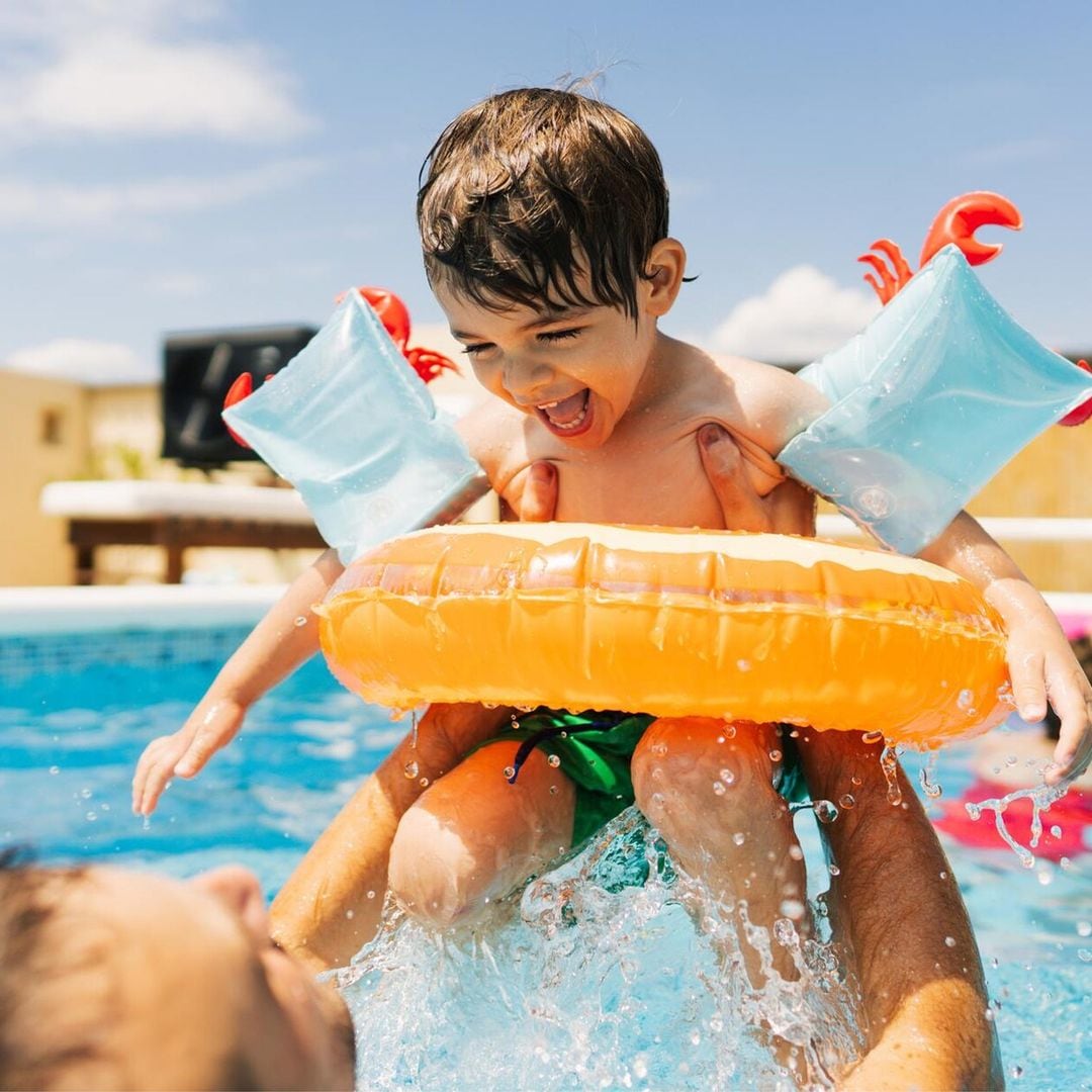 Precauciones básicas a seguir con niños para evitar riesgos con flotadores e hinchables