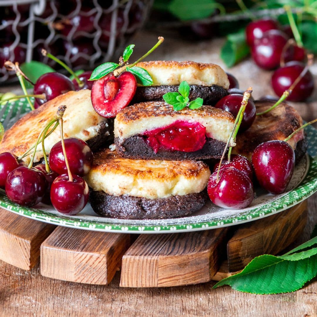 Tortitas de queso ricota y chocolate rellenas de cerezas