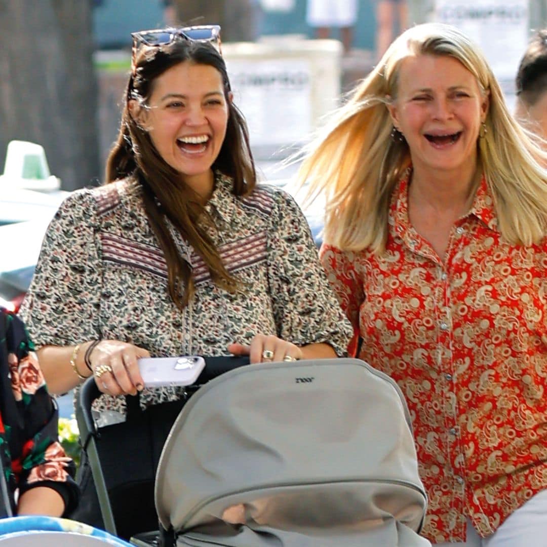 Nina Junot paseando con su hija y su nieta