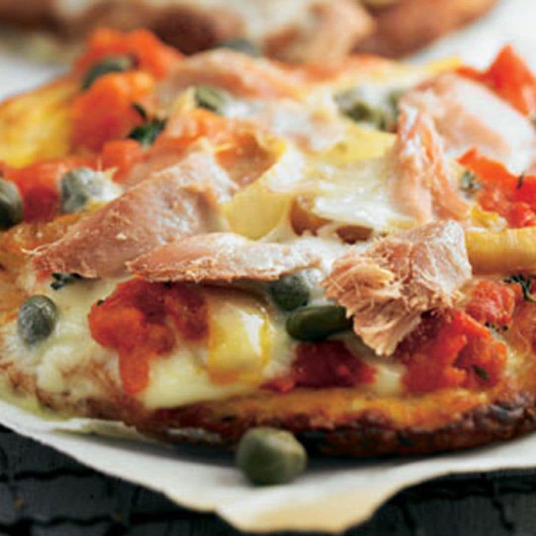 'Pizza' de atún con tomate y 'mozzarella'