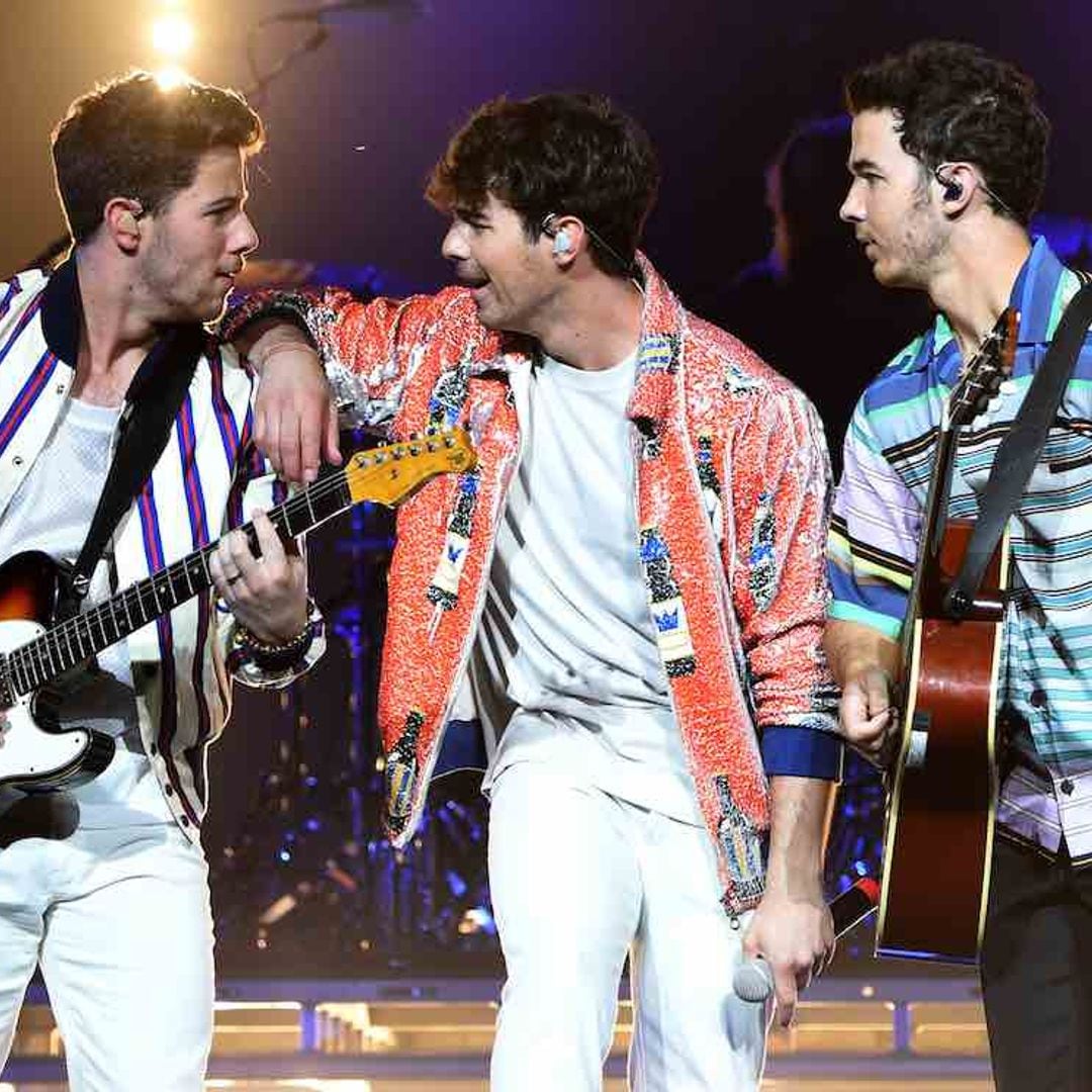 ¡Los reyes de la pista! Los Jonas Brothers sorprenden con un show improvisado en un local universitario