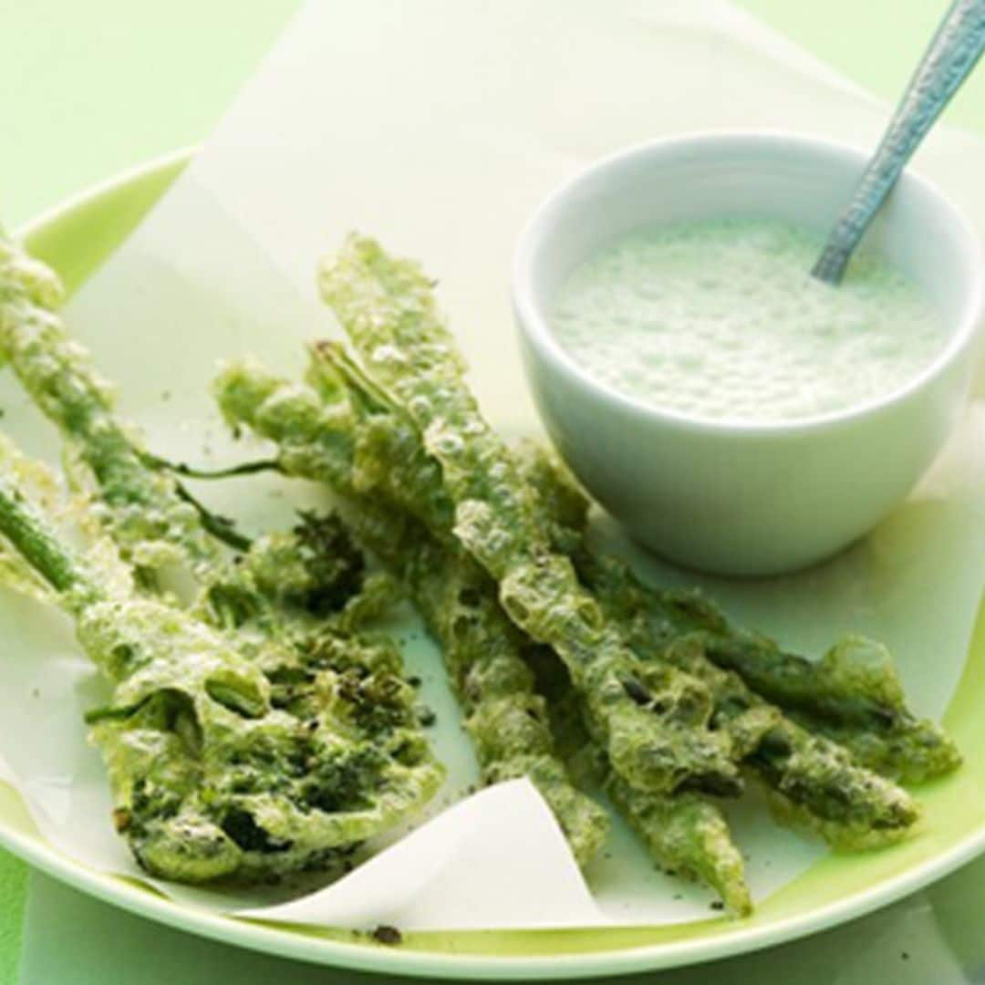 Tempura de brócoli y trigueros con salsa ligera de yogur