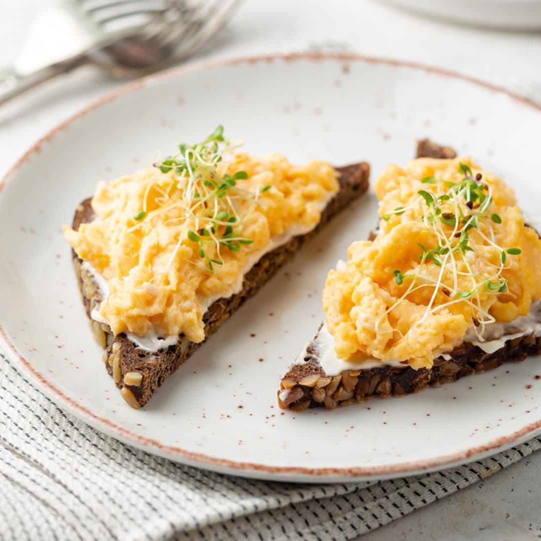 Tostadas de huevos revueltos con queso cremoso