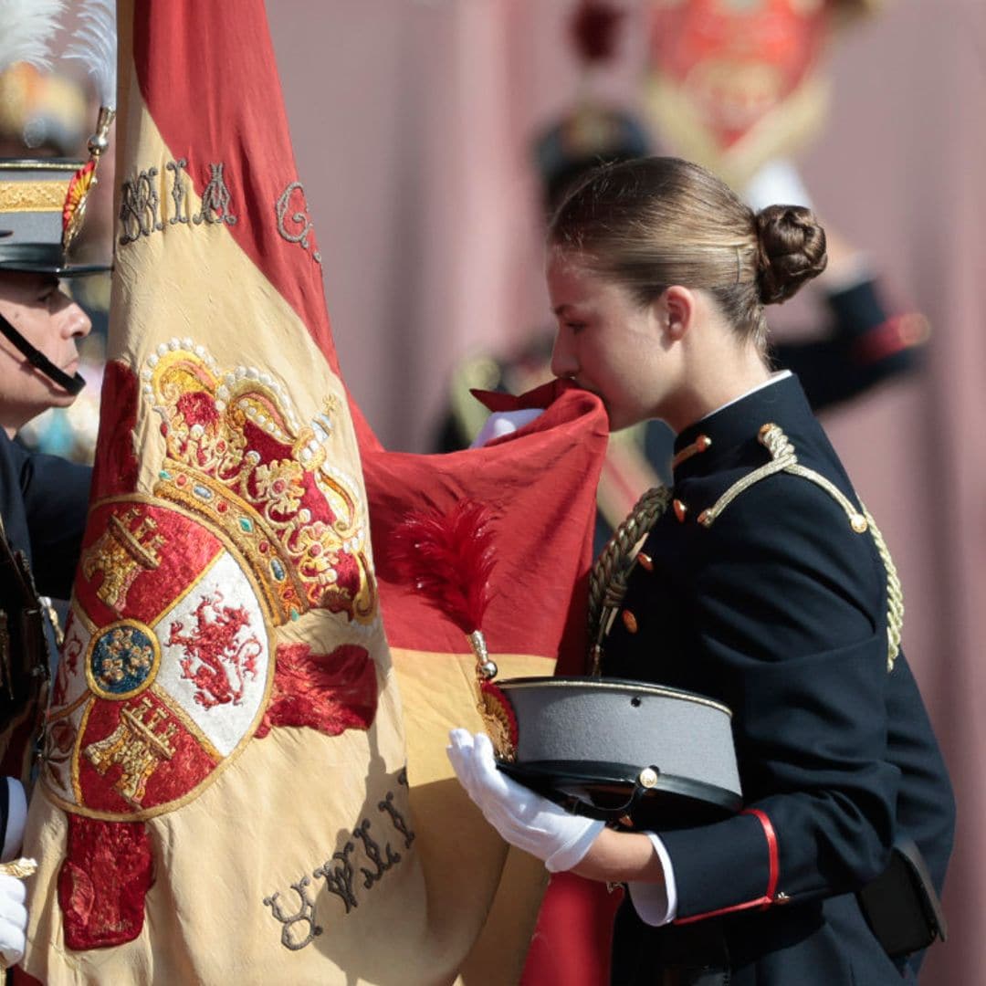 Todas las imágenes de la princesa Leonor jurando bandera en un solemne acto presidido por los Reyes