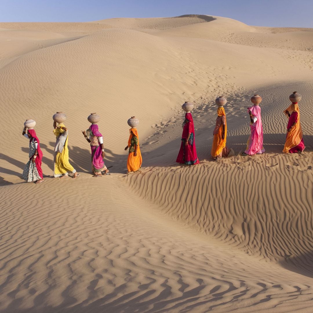 Mujeres indias acarreando agua por el desierto de Thar, en Rajastán, India