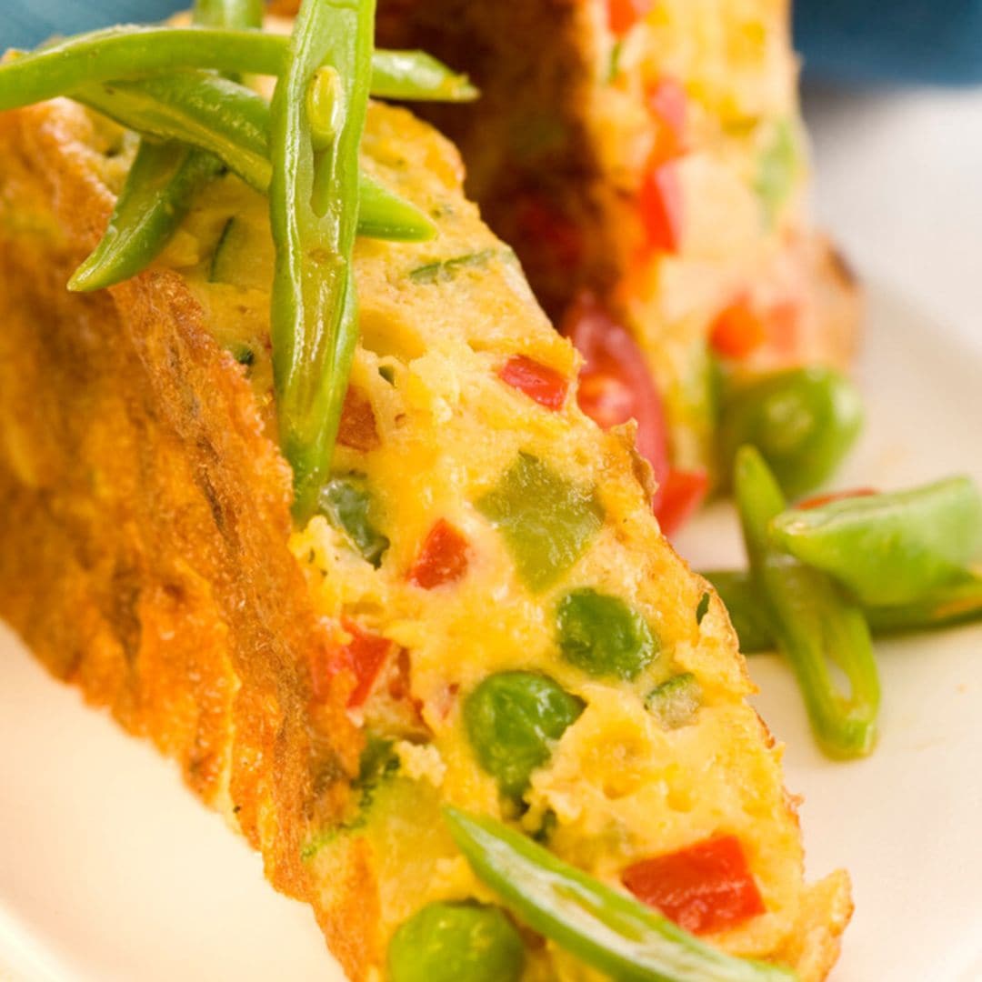 Tortilla de patatas, verduras y guisantes