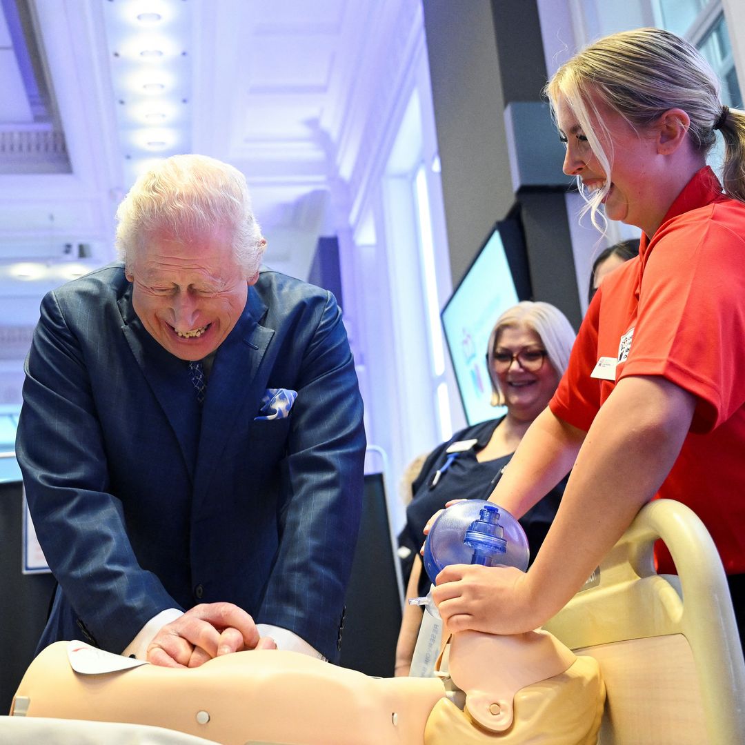 Las divertidas imágenes del rey Carlos III practicando una reanimación cardiopulmonar entre carcajadas