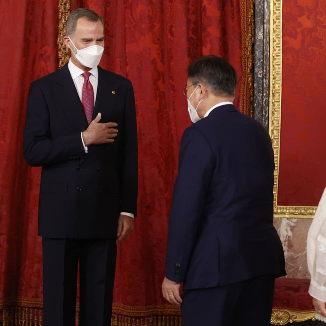 El escenario, los gestos de los Reyes y sus invitados.. los detalles de una cena de Estado diferente