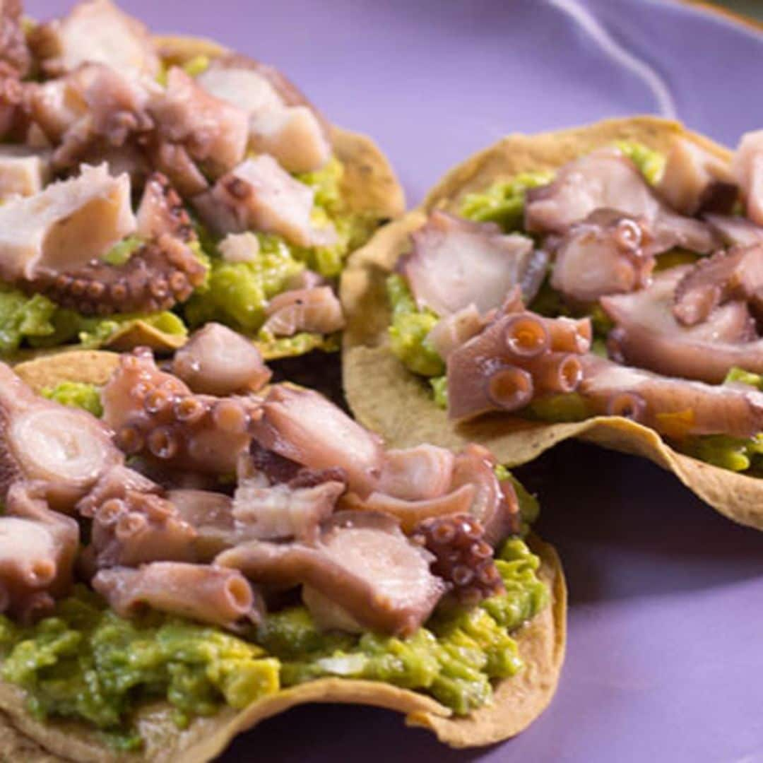 Tacos de pulpo sobre guacamole