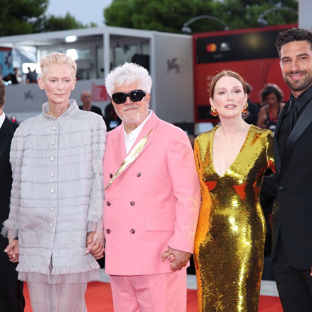 Almodóvar emociona en Venecia con su primera película en inglés junto a Julianne Moore y Tilda Swinton