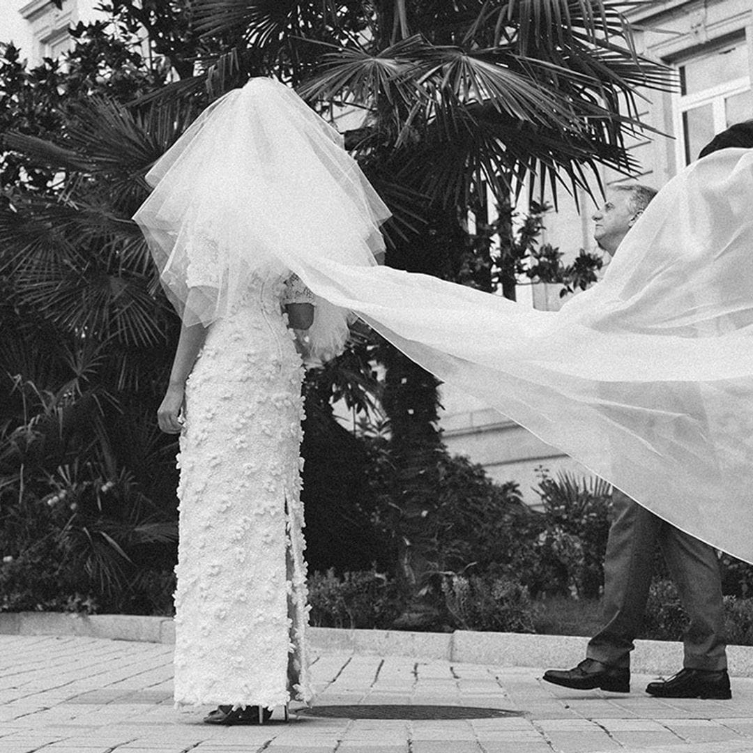 La historia de Cristina, la novia del vestido midi de flores y las sandalias plateadas