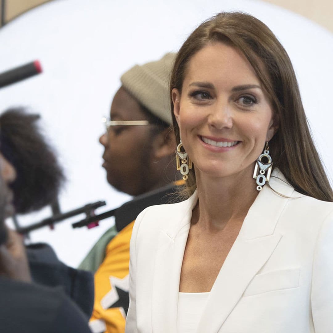 Kate moderniza su traje blanco con unos pendientes geométricos de 80 euros