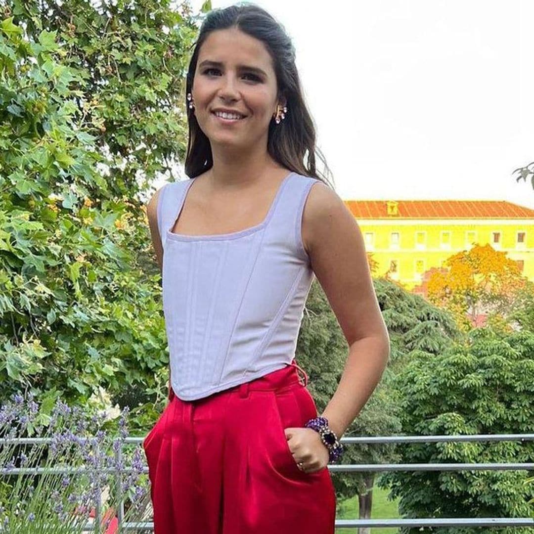 Cayetana Rivera, una invitada rompedora con top corsé y pantalón ancho