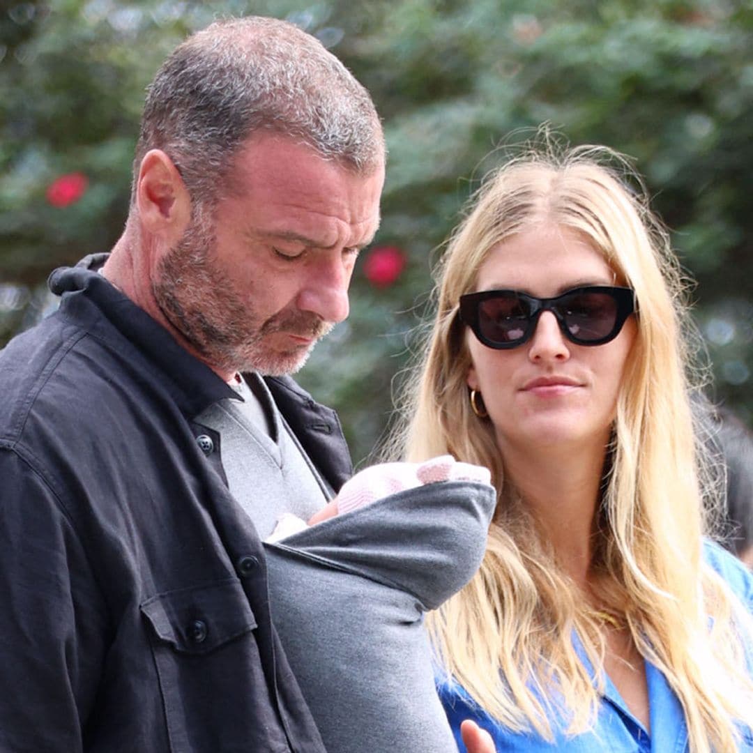 Las tiernas imágenes de Liev Schreiber como papá canguro con su hija recién nacida