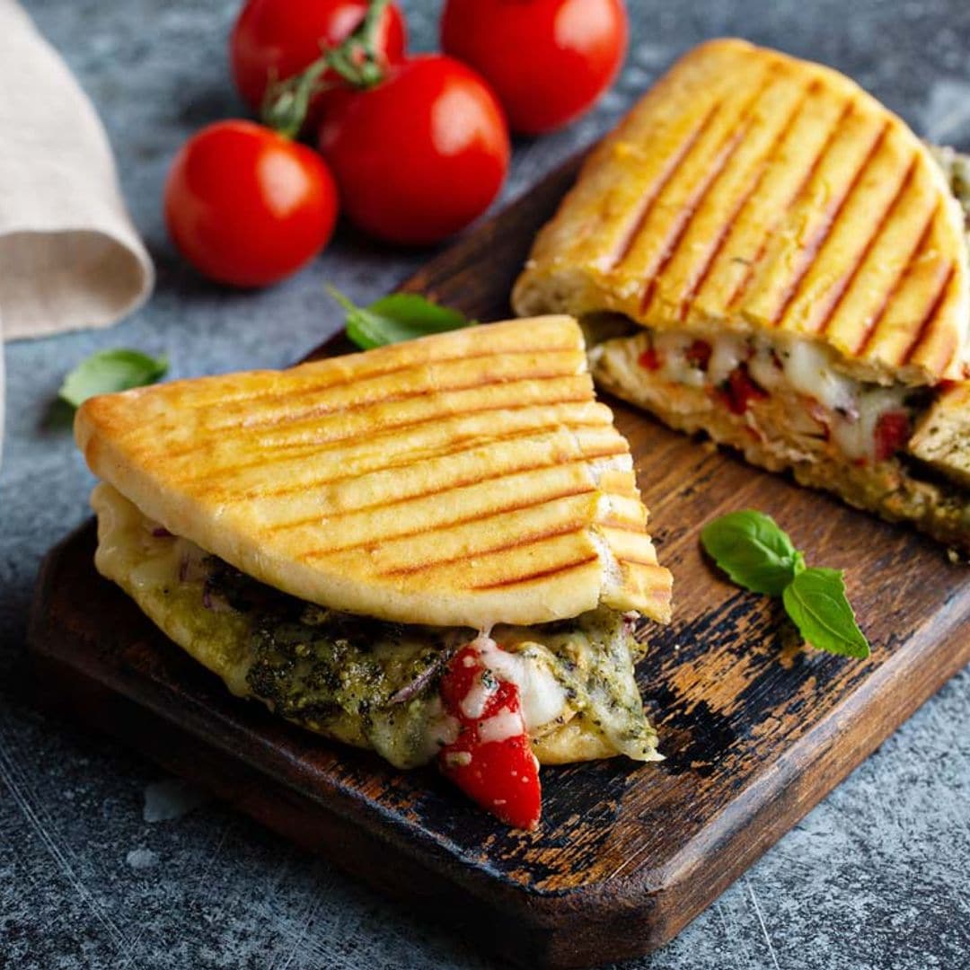 'Panino' de atún, tomate y queso con pesto