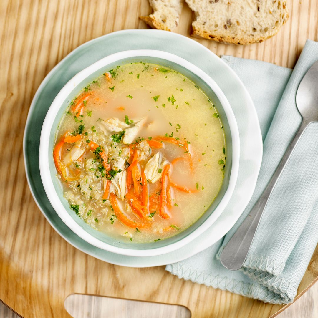 Sopa de pollo con quinoa y zanahoria