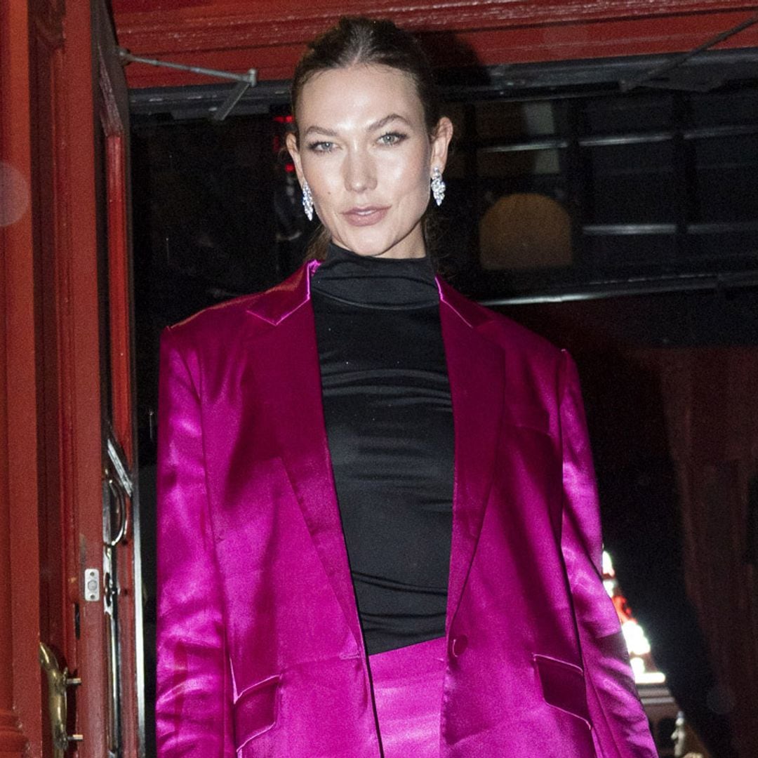 karlie kloss traje fucsia