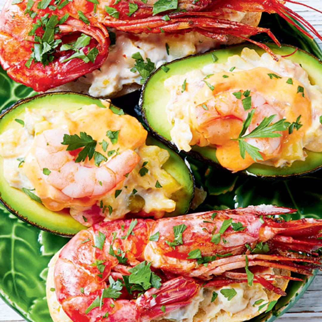 Gambas rojas a la parrilla con aguacates rellenos