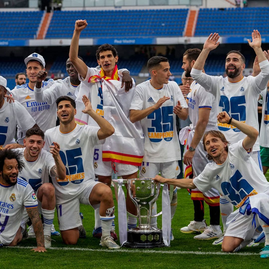 Sandra Garal, Daphne Cañizares, Mishel Gerzig... saltan al terreno de juego para celebrar el título del Real Madrid con sus parejas