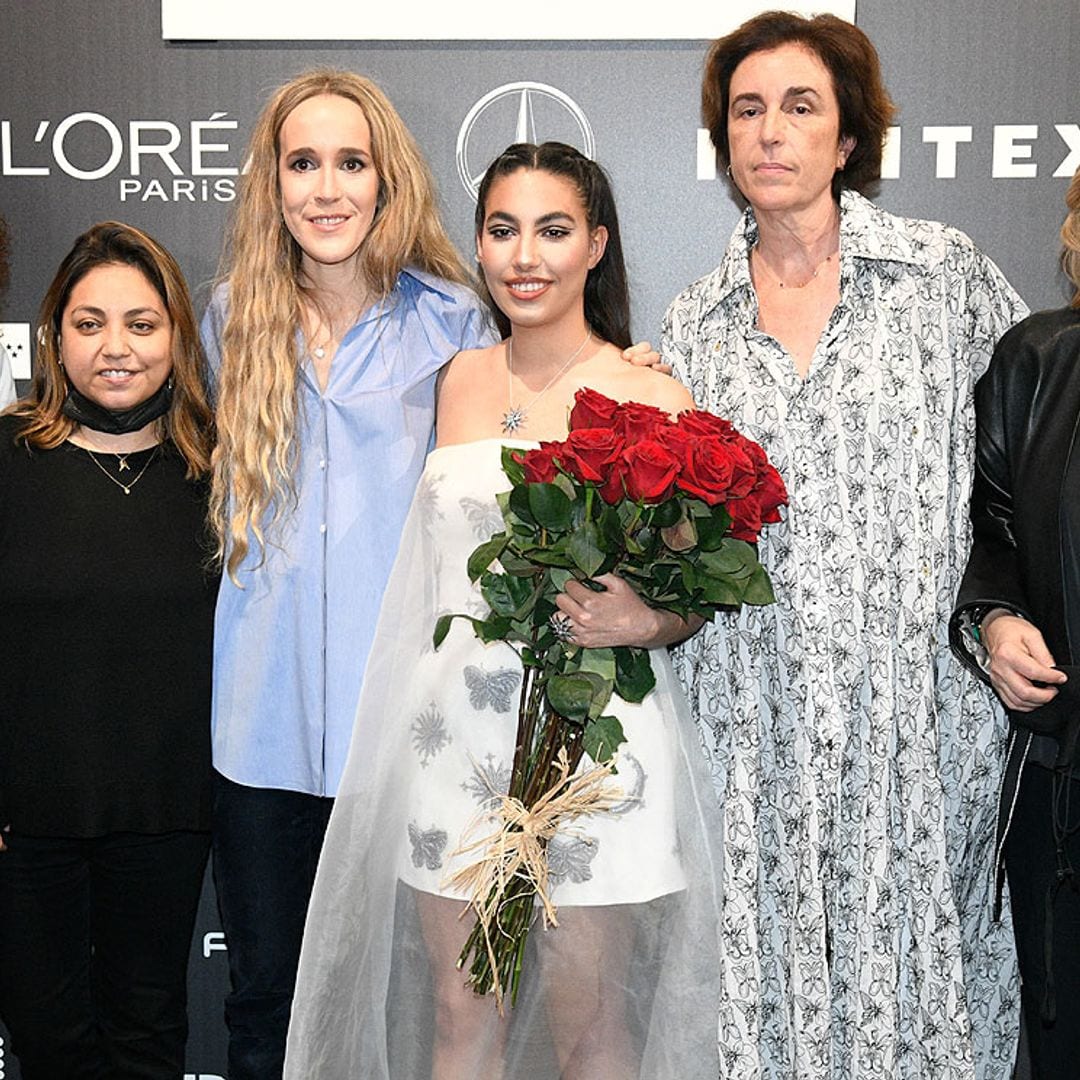 Ynés Suelves, arropada por su tía Blanca y parte de su familia en su debut en Fashion Week Madrid