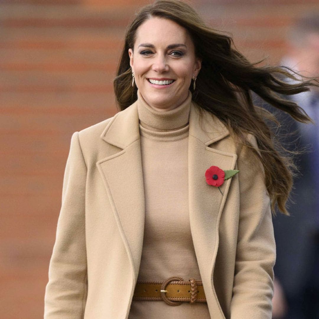 El abrigo más atemporal y un minibolso con raíces españolas: Kate Middleton acierta en su regreso