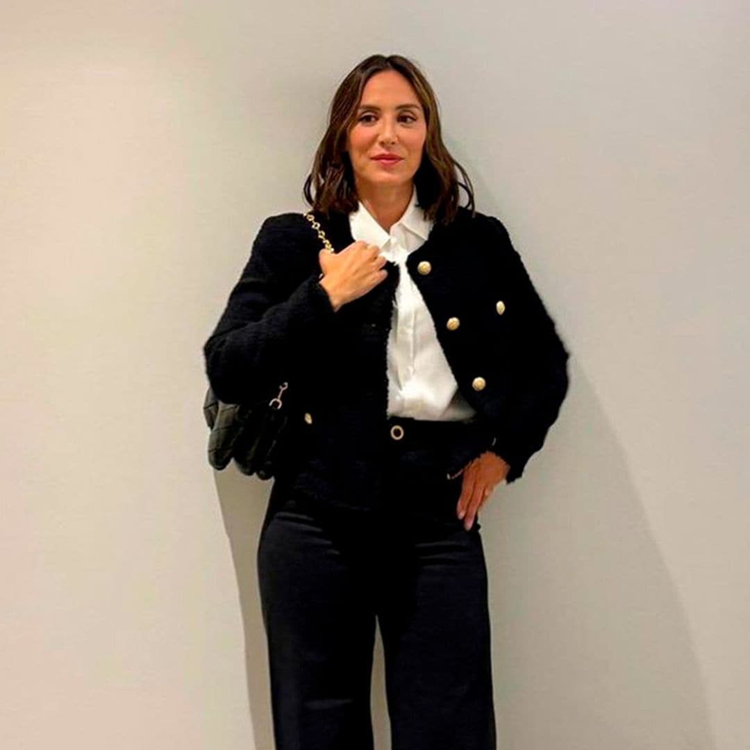 El infalible look parisino de Tamara Falcó con chaqueta de 'tweed' y tacones sensatos