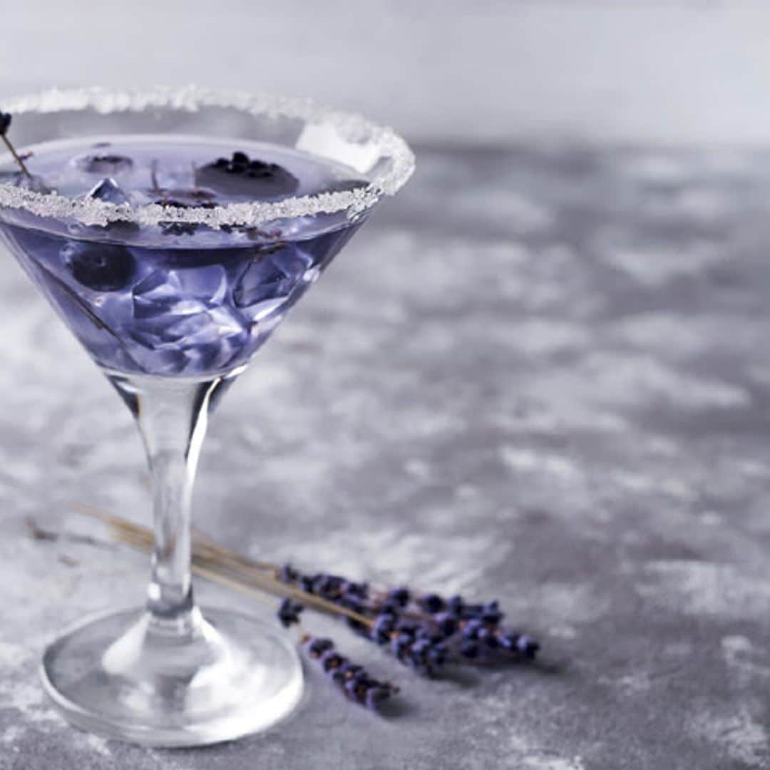 Cóctel de martini blanco con violeta y arándanos