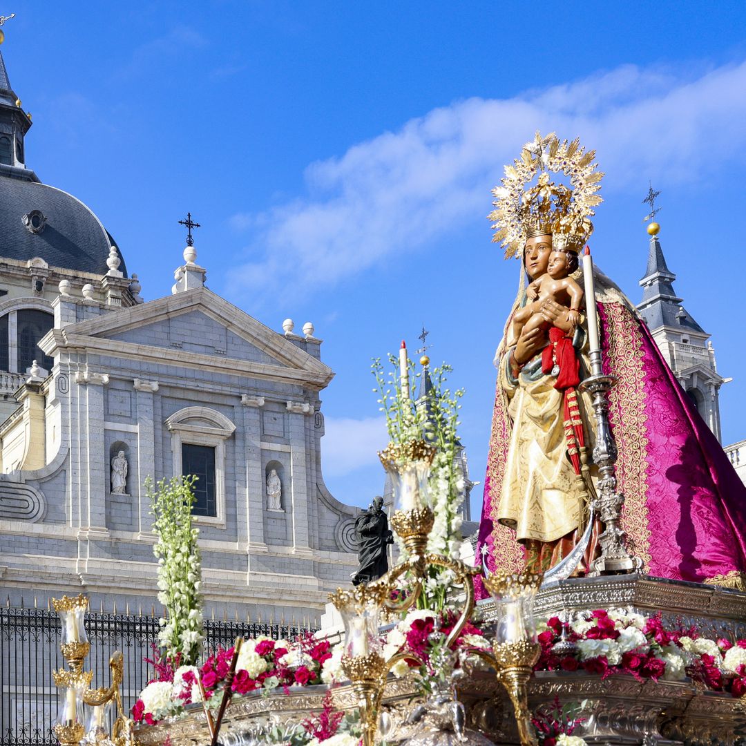 Madrid festeja la Virgen de la Almudena con una procesión multitudinaria y un recuerdo a los afectados por la DANA