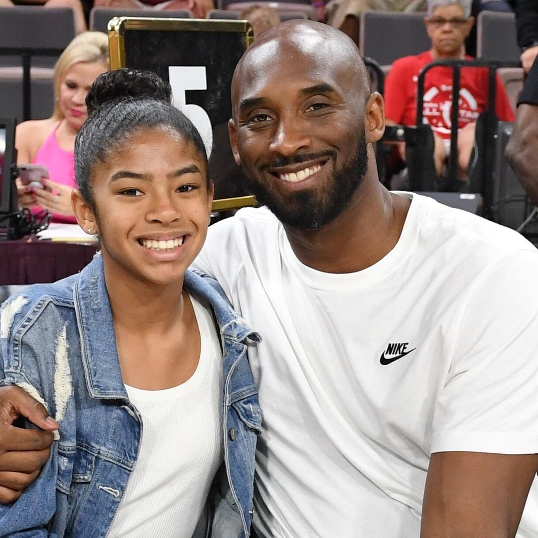 Artista rinde homenaje a Kobe Bryant y su hija ‘Gigi’ con escultura en el lugar donde se accidentaron