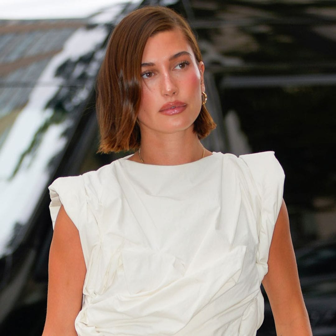 Hailey Bieber anuncia su embarazo con un entallado vestido de novia en clave 'boho'