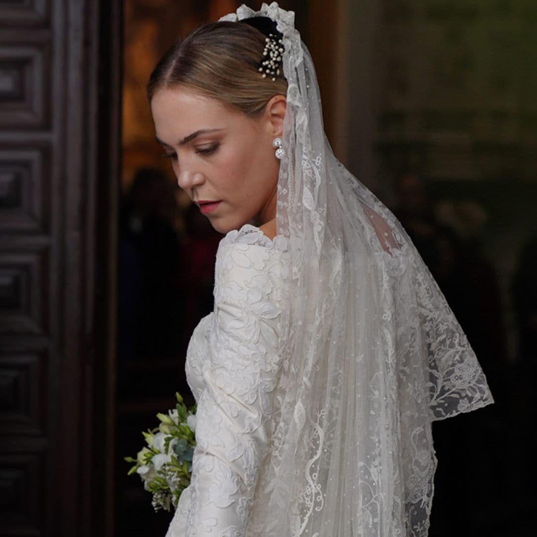 Eugenia Hernández-Antolín se casa con un vestido bordado y mantilla de plumeti