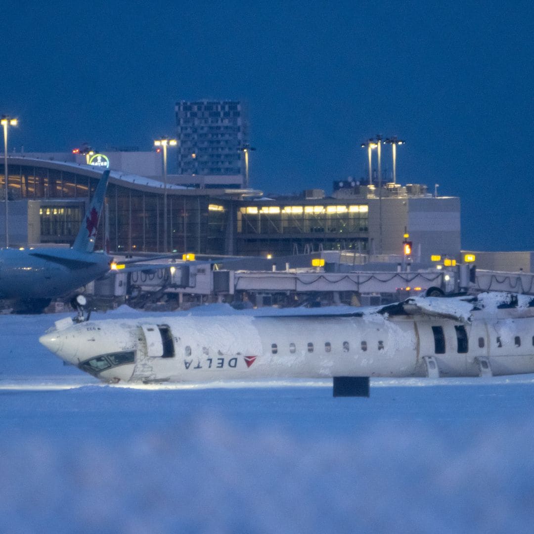 Las impactantes imágenes del avión que volcó al aterrizar en Toronto