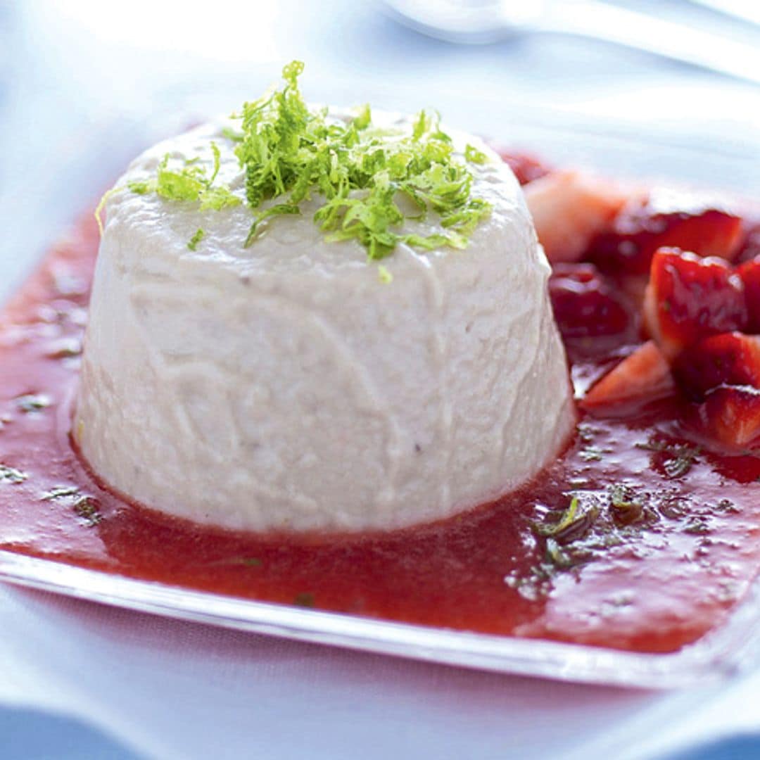 Flan de queso fresco con sopa de fresas