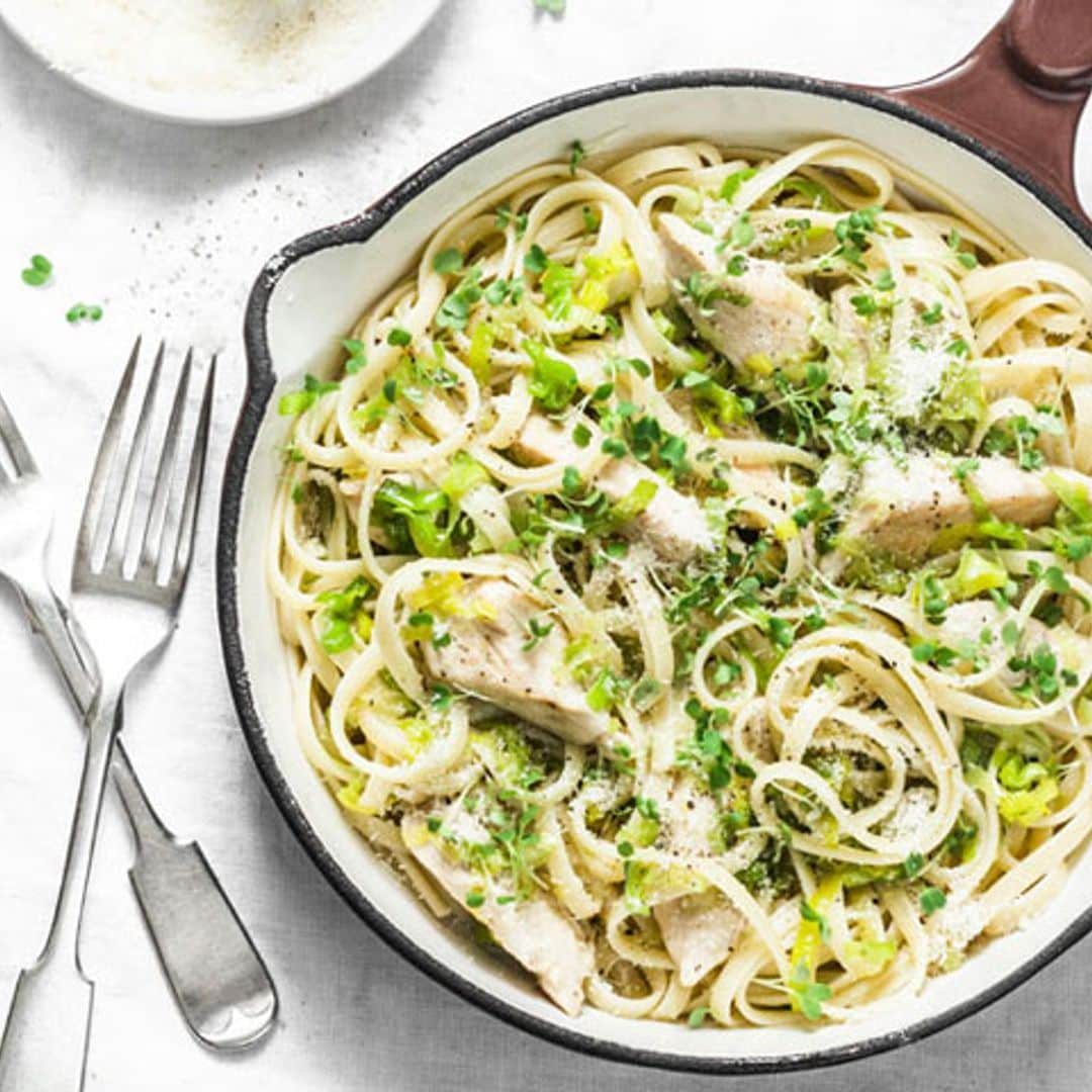 'Linguine' carbonara con pollo y puerro