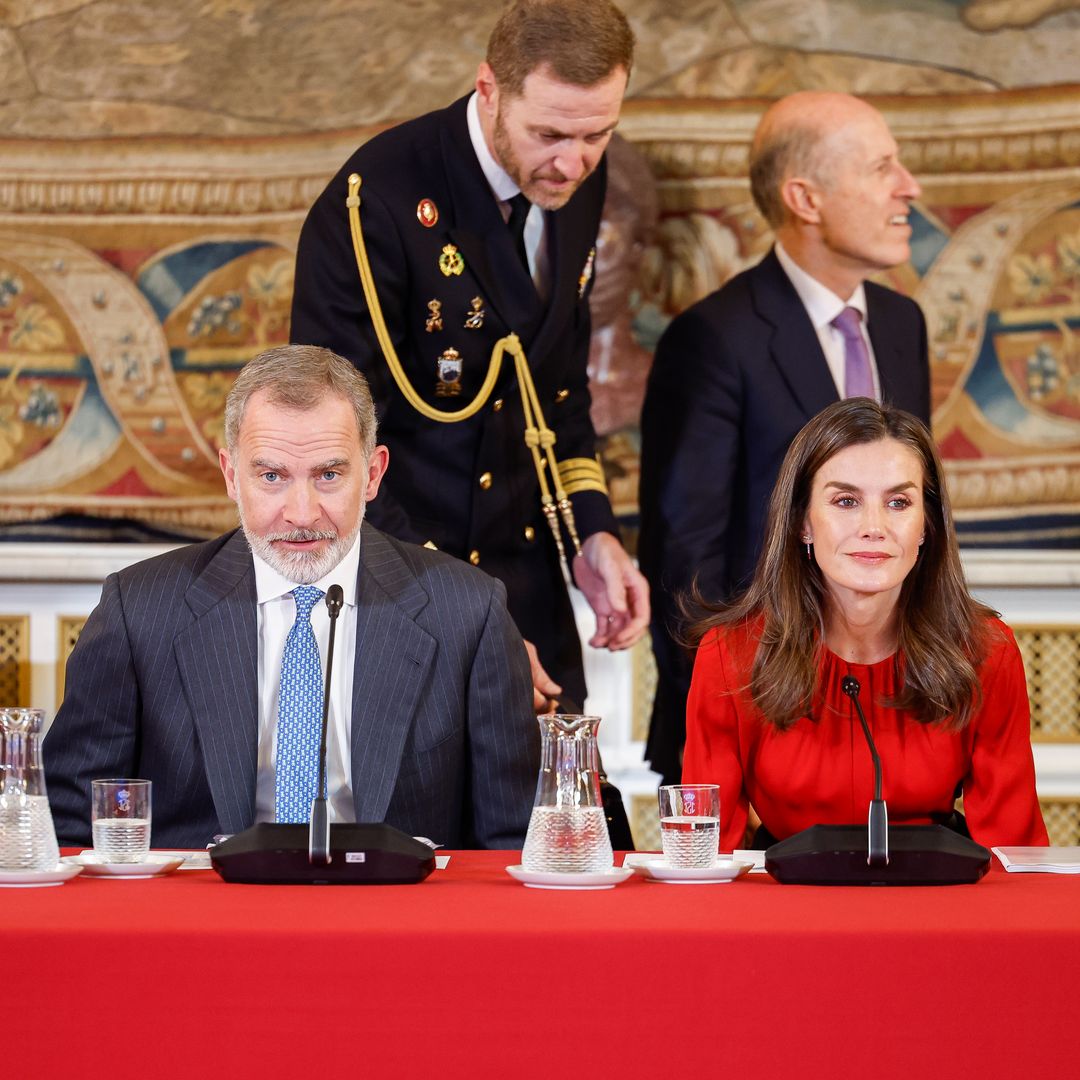 La reina Letizia recupera su blusa roja y falda de flores en la reunión del patronato de la Fundación Premios Princesa de Girona