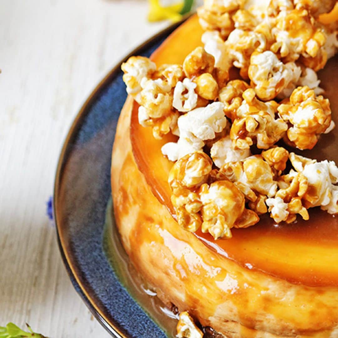 Tarta de queso fría con caramelo y palomitas