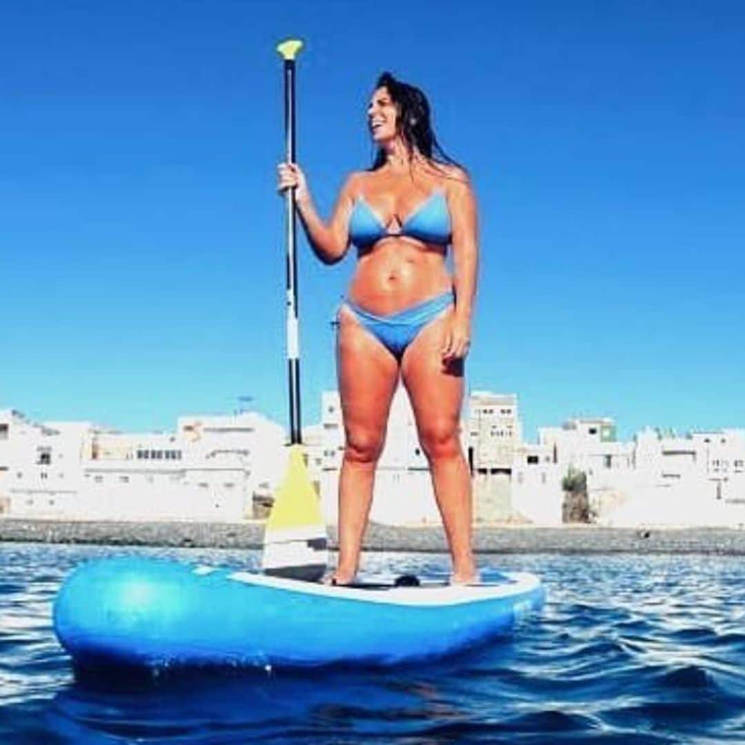 Tras arrasar con sus vídeos de baile, Anabel Pantoja demuestra su pericia con el paddle surf