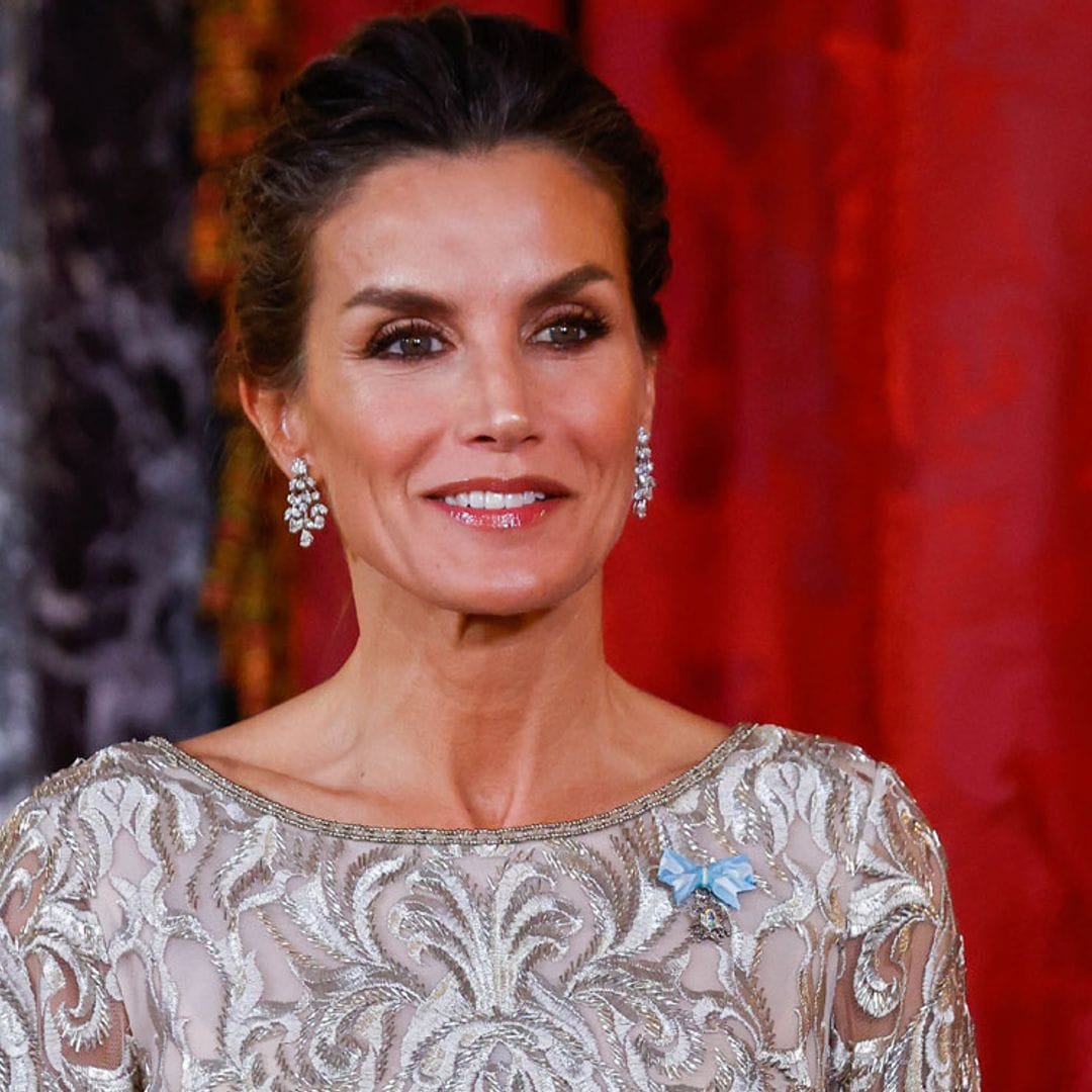 Sin tiara pero deslumbrante, doña Letizia sorprende con un vestido de bordados metalizados