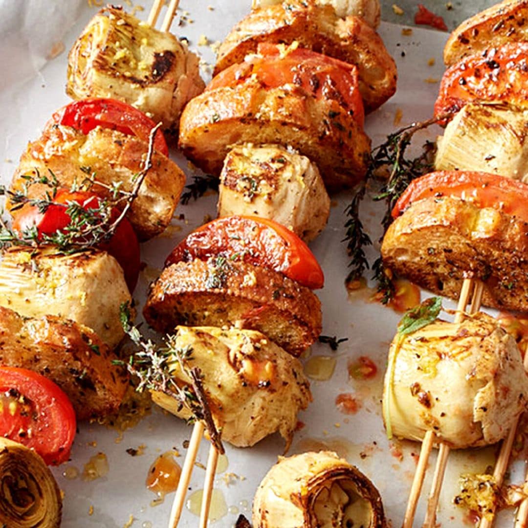 Brochetas de alcachofas en conserva con tomate