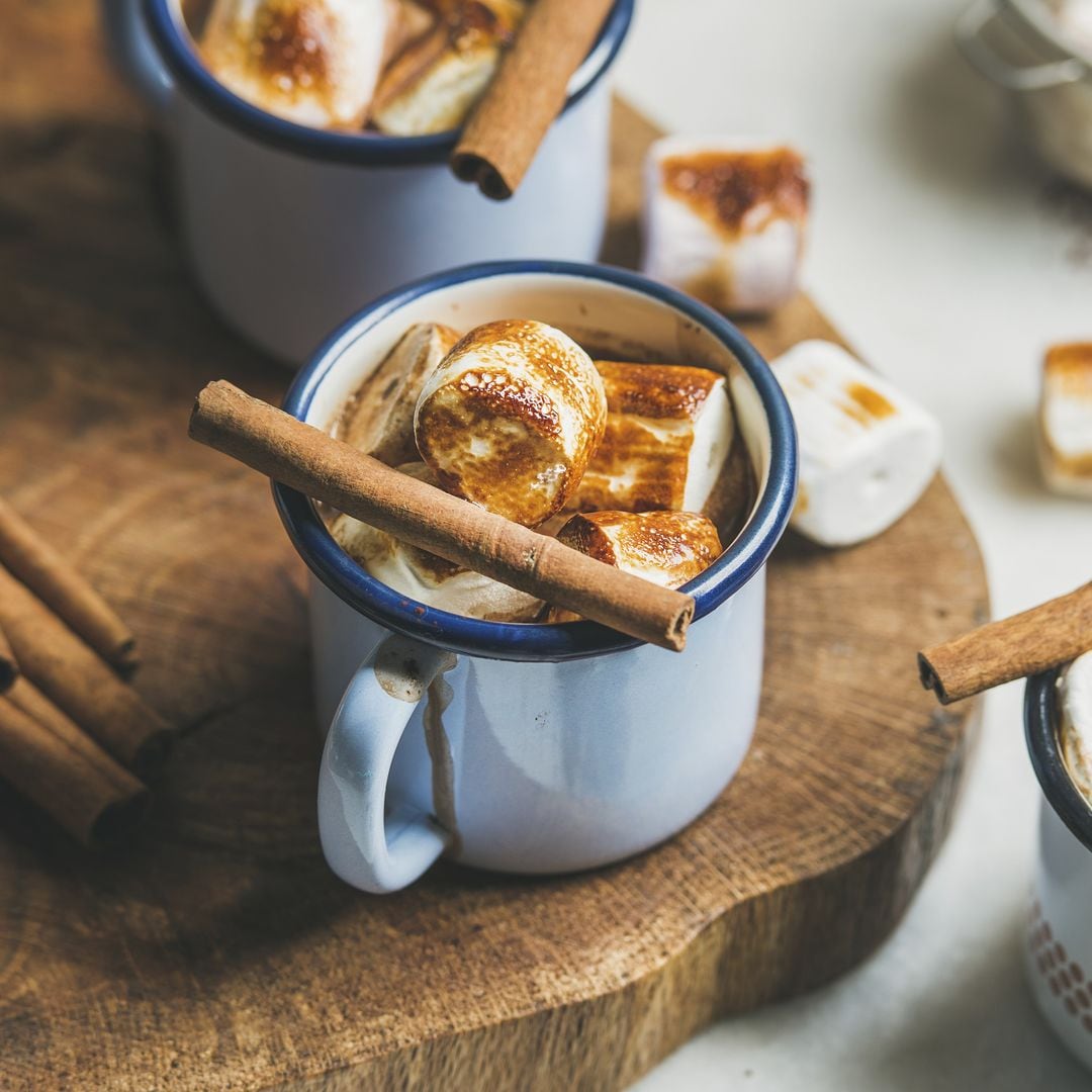 Chocolate caliente con bombones y canela