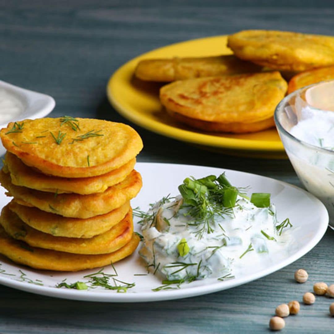 Tortitas de harina de garbanzos con salsa de yogur al eneldo