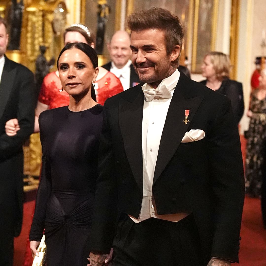 David y Victoria Beckham recorren la Galería Este para asistir al banquete de estado en honor al Emir de Qatar, Sheikh Tamim bin Hamad Al Thani, en el Palacio de Buckingham, Londres, durante su visita de estado al Reino Unido